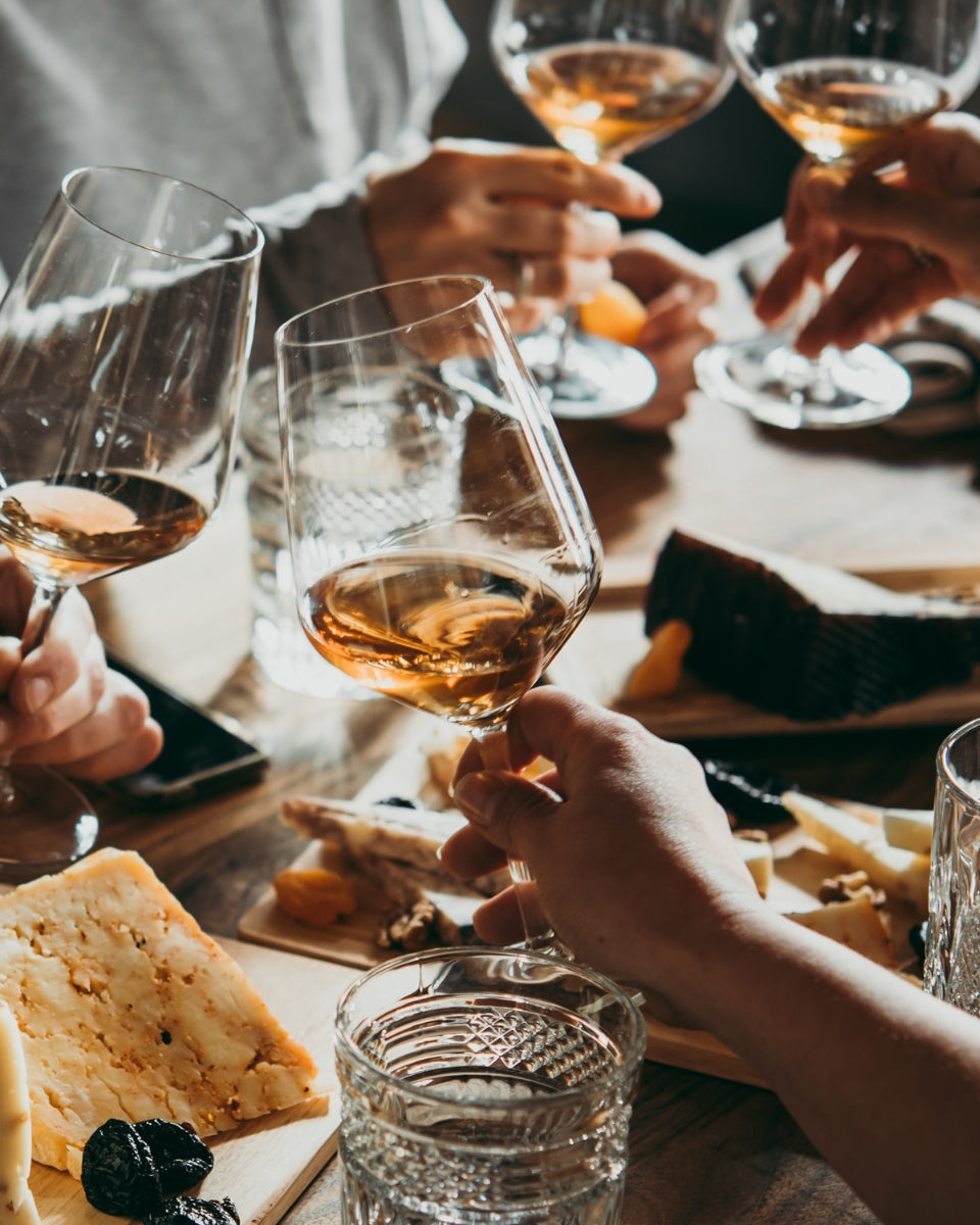 Weinglas zum Anstoßen